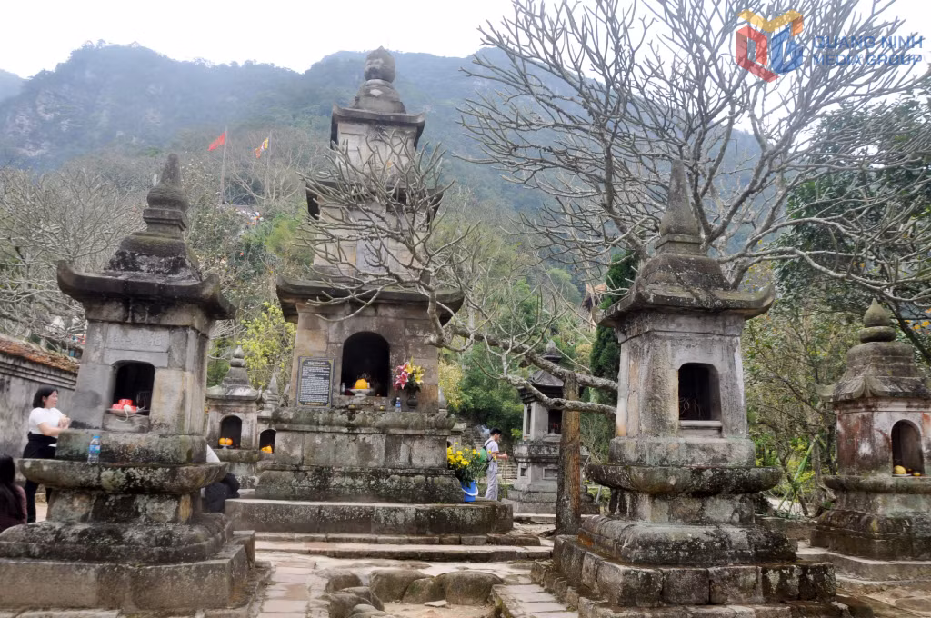 Vườn tháp Huệ Quang có gần một trăm tháp mộ của các thiền sư đạo cao đức trọng từng tu hành tại Yên Tử.