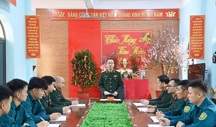 Trung tá Vũ Mạnh Hùng, Chỉ huy trưởng Ban CHQS xã Thống Nhất, triển khai nhiệm vụ trong dịp Tết Nguyên đán Bính Ngọ năm 2026. Ảnh: Đơn vị cung cấp.