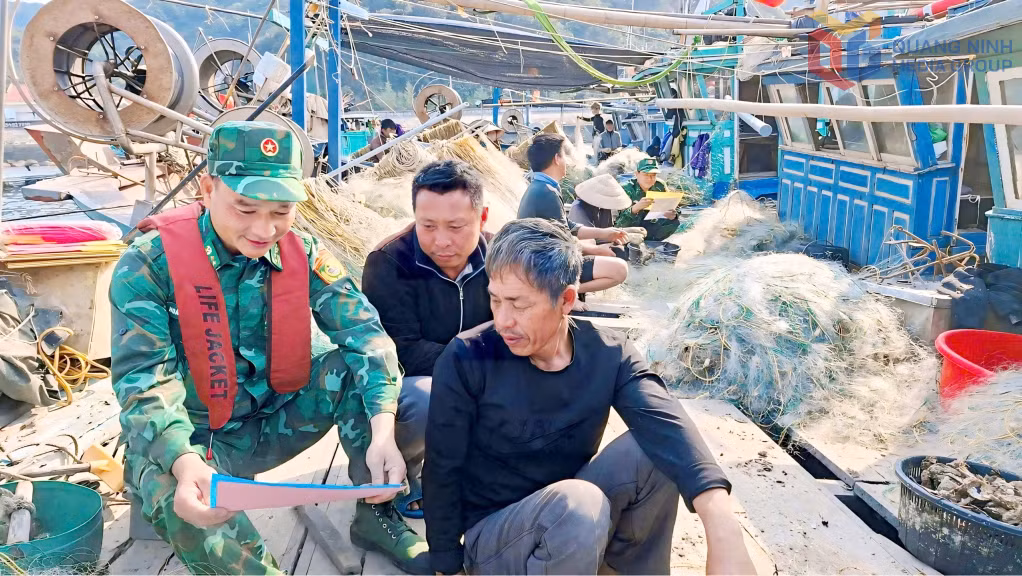 Cán bộ Đồn Biên phòng Đảo Trần đến từng phương tiện tàu thuyền của ngư dân để tuyên truyền về ngày hội bầu cử.