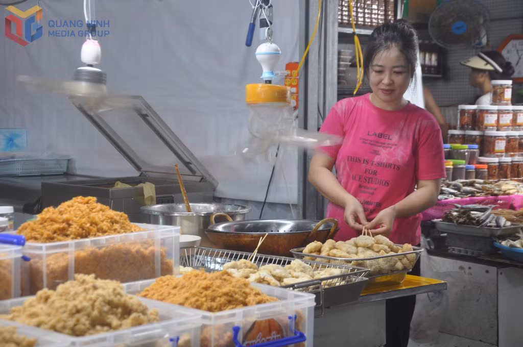 Chả mực Cô Tô được chế biến phục vụ người dân, du khách tại chợ Cô Tô.