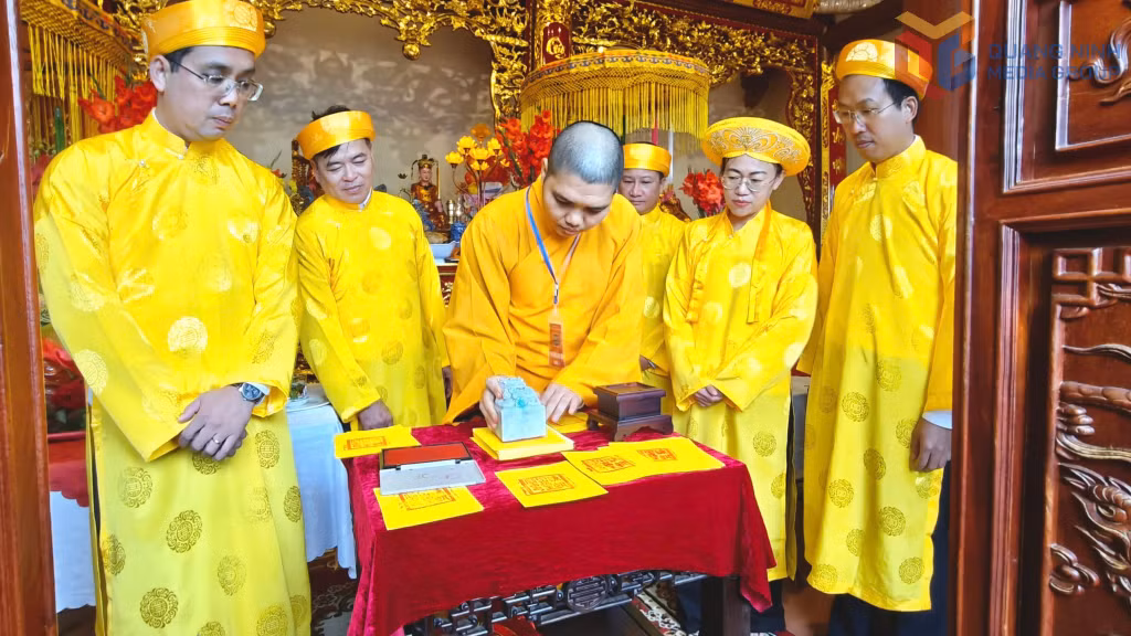 Đại đức Thích Khai Từ, Trụ trì Chùa Trúc Lâm Cô Tô cùng các đồng chí lãnh đạo đặc khu Cô Tô thực hiện nghi thức khai ấn đầu xuân, tượng trưng cho việc mở vận hội mới, mở lộc biển, mở niềm tin đầu năm.