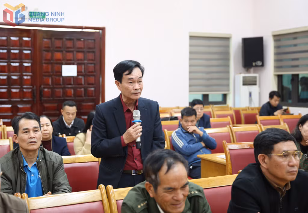 Cử tri xã Tiên Yên phát biểu ý kiến tại hội nghị.