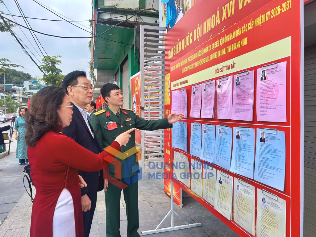 Cử tri nghiên cứu kỹ danh sách các đại biểu ứng cử (3-2026). Ảnh: PV