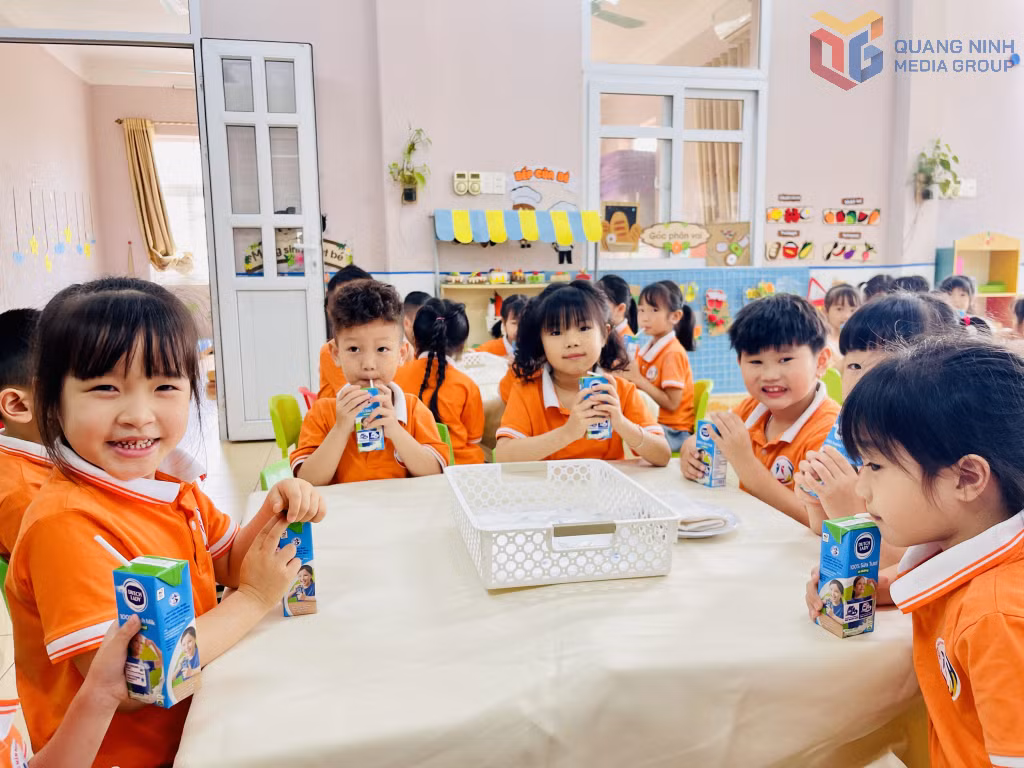 Niềm vui của học sinh Trường Mầm non Trới (phường Hoành Bồ) trong ngày đầu tiên uống sữa tươi tại trường.