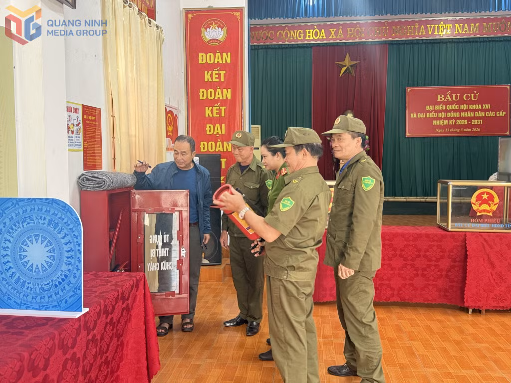 Lực lượng an ninh cơ sở phường Cửa Ông kiểm tra trang thiết bị phòng cháy, chữa cháy tại điểm bầu cử trên địa bàn.