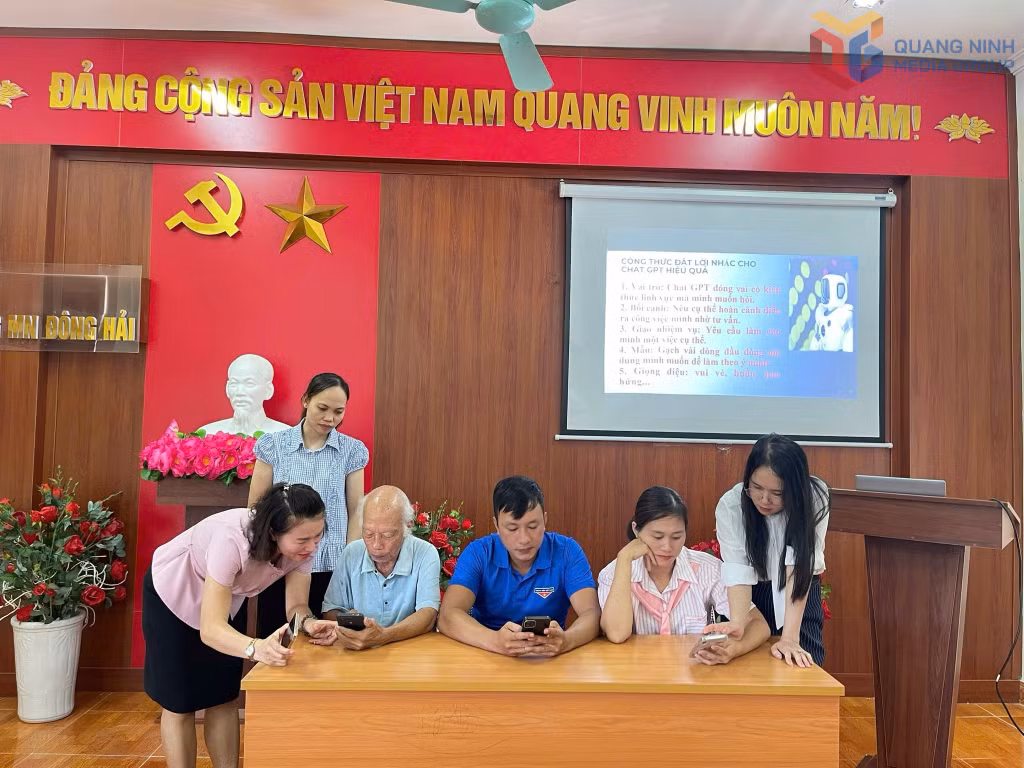 Chi bô thôn Hội Phố (xã Đông Ngũ) sinh hoạt chuyên đề “Đảng viên tiên phong học tập kỹ năng số), tháng 9/2025