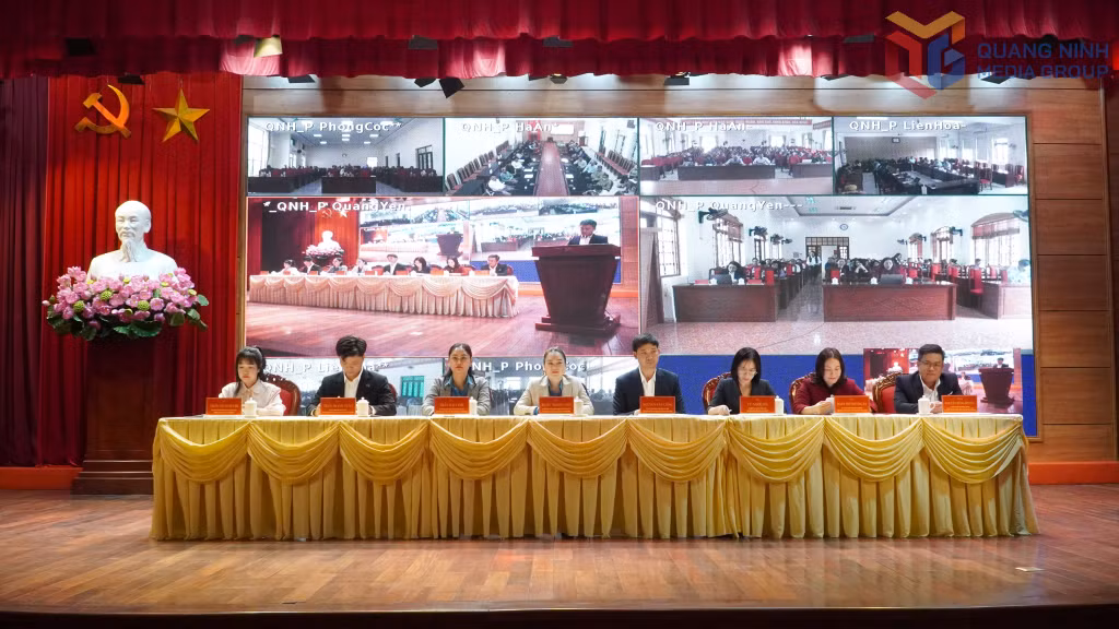 Các ứng cử viên đại biểu HĐND tỉnh tại đơn vị bầu cử số 4 trong buổi tiếp xúc cử tri.