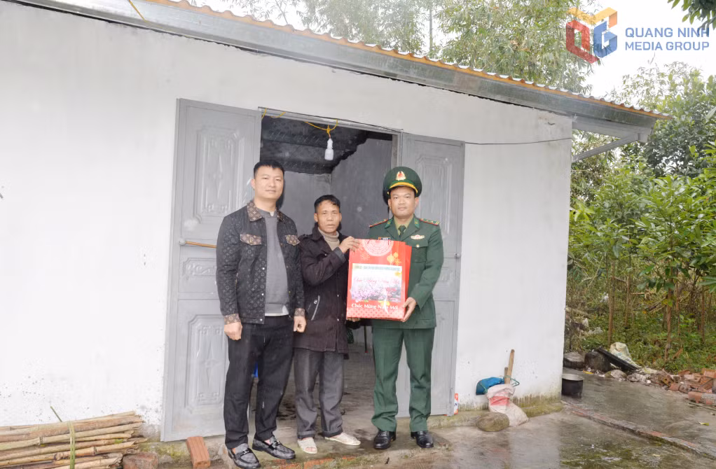 Lãnh đạo Đồn BP Quảng Đức đến thăm và tặng quà Tết Nguyên đán Bính Ngọ 2026 cho gia đình ông Trưởng Sau Vày.