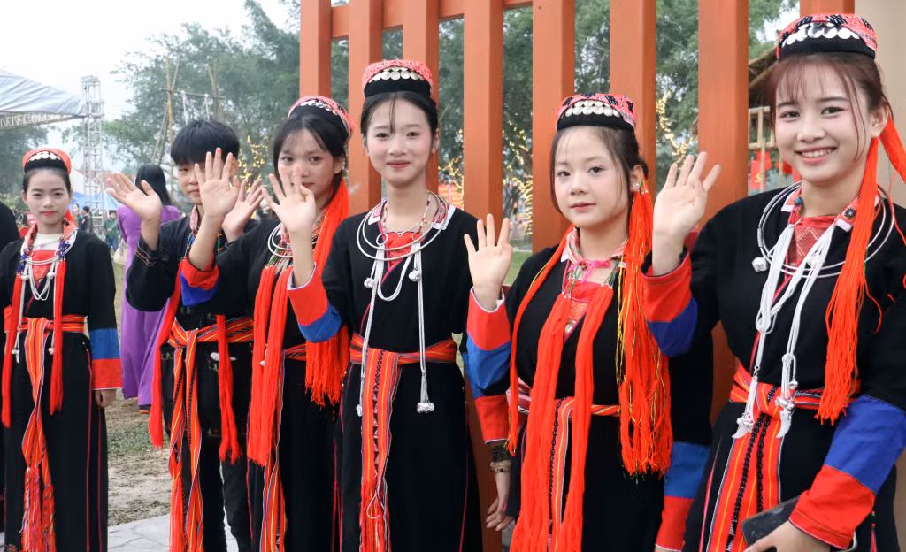 2026-04_Hội làng Bằng Cả năm 2026 - Các thiếu nữ Dao Thanh Y rạng rỡ trong ngày hội làng. Ảnh Tạ Quân