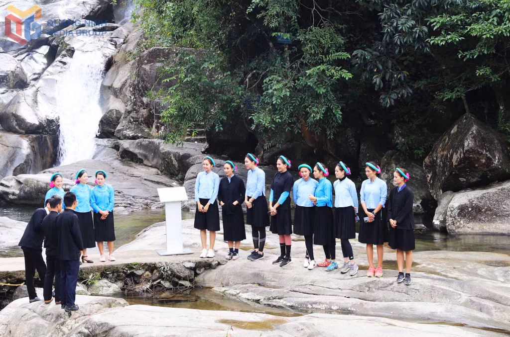 Bà con Sán Chỉ giao lưu hát sóong cọ với du khách dưới chân thác Khe Vằn.