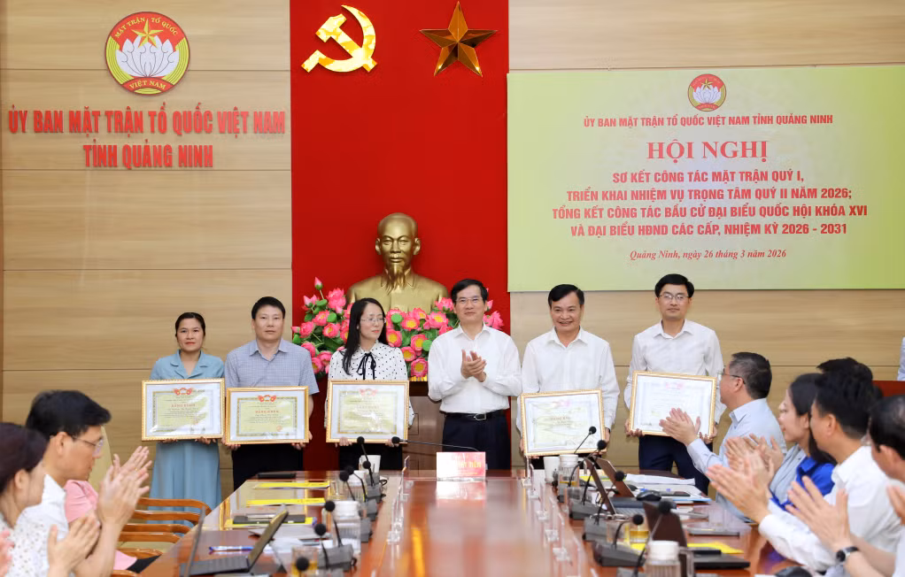 Đồng chí Phó Bí thư Tỉnh ủy, Chủ tịch Ủy ban MTTQ Việt Nam tỉnh tặng Bằng khen của Ủy ban MTTQ Việt Nam tỉnh Quảng Ninh cho các cá nhân có thành tích xuất sắc tham gia vào cuộc bầu cử đại biểu Quốc hội khoá XVI và đại biểu Hội đồng nhân dân các cấp nhiệm kỳ 2026-2031.