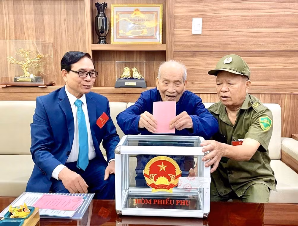 Các tổ bầu cử mang hòm phiếu tới tận nhà để cử tri Nguyễn Ngọc Đàm (103 tuổi), nguyên Chủ tịch UBND tỉnh Quảng Ninh, đảng viên 80 năm tuổi Đảng, khu Hồng Hà 5, phường Hạ Long, bỏ lá phiếu bầu đại biểu Quốc hội khoá XVI và đại biểu Hội đồng nhân dân các cấp nhiệm kỳ 2026-2031.