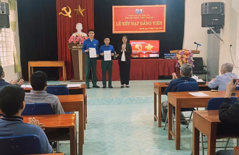 Lễ kết nạp Đảng viên tại Chi bộ thôn Tân Trung.