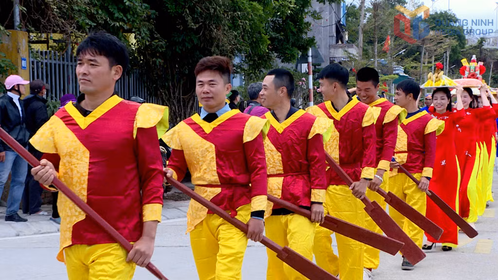 Dẫn đầu đoàn rước là Đội nghi trượng, gồm những thanh niên trai tráng khoẻ mạnh của đảo Thanh Lân với cờ lễ, mái chèo.