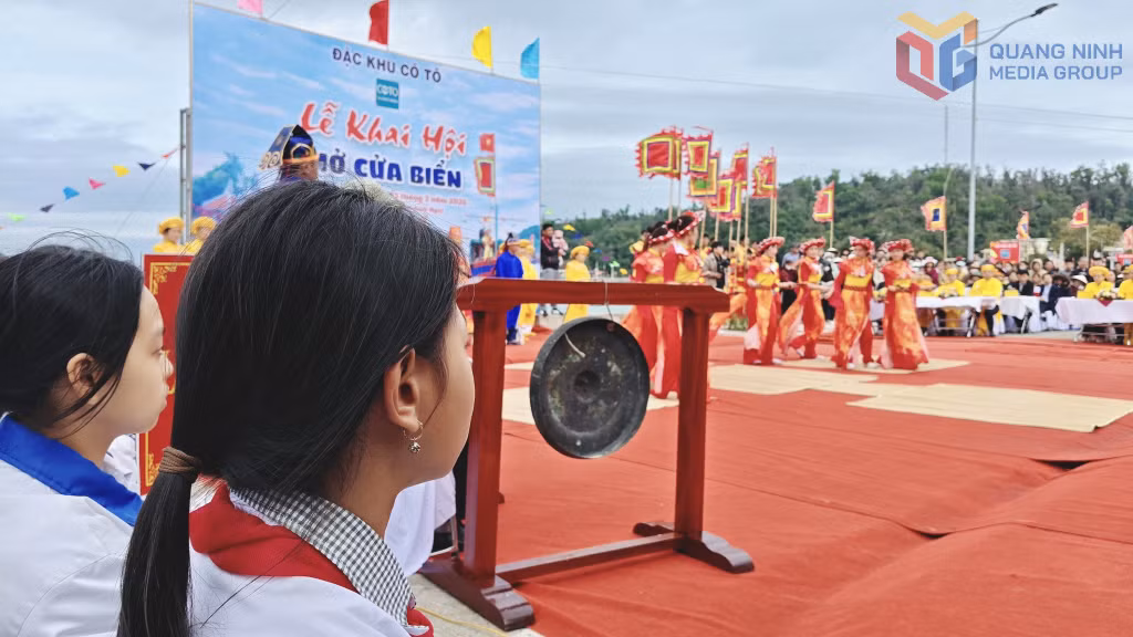 Học sinh trên đảo Thanh Lân chăm chú theo dõi nội dung của lễ tế. Từ nhỏ, các em được dạy: "Lễ tế trong ngày Mở cửa biển thể hiện đạo lý “Uống nước nhớ nguồn”, lòng tri ân đối với tiền nhân và sự tôn kính đối với các đấng thần linh đã chở che, phù hộ cho bao chuyến vươn khơi bình an, cho cuộc sống yên vui nơi đảo tiền tiêu của Tổ quốc".