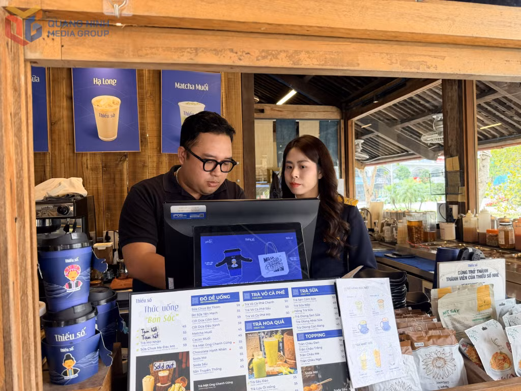 Cán bộ Thuế Cơ sở 1 hướng dẫn hộ kinh doanh ghi chép doanh thu.
