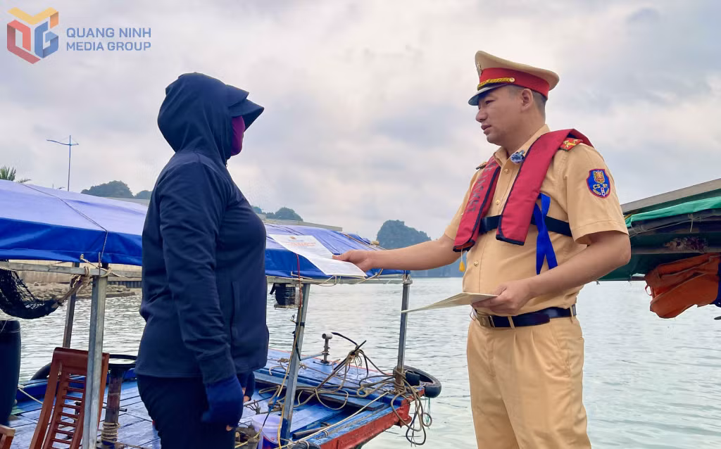 Lực lượng Cảnh sát đường thủy, Phòng CSGT Công an tỉnh, tuyên truyền cho chủ phương tiện nắm rõ các quy định pháp luật về hoạt động vận tải đường thủy nội địa, nơi neo đậu đúng quy định.