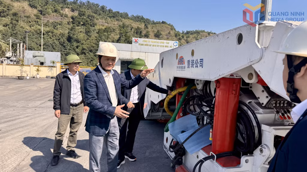 Lãnh đạo Công ty Than Hạ Long kiểm tra thiết bị trước khi đưa vào lắp đặt.