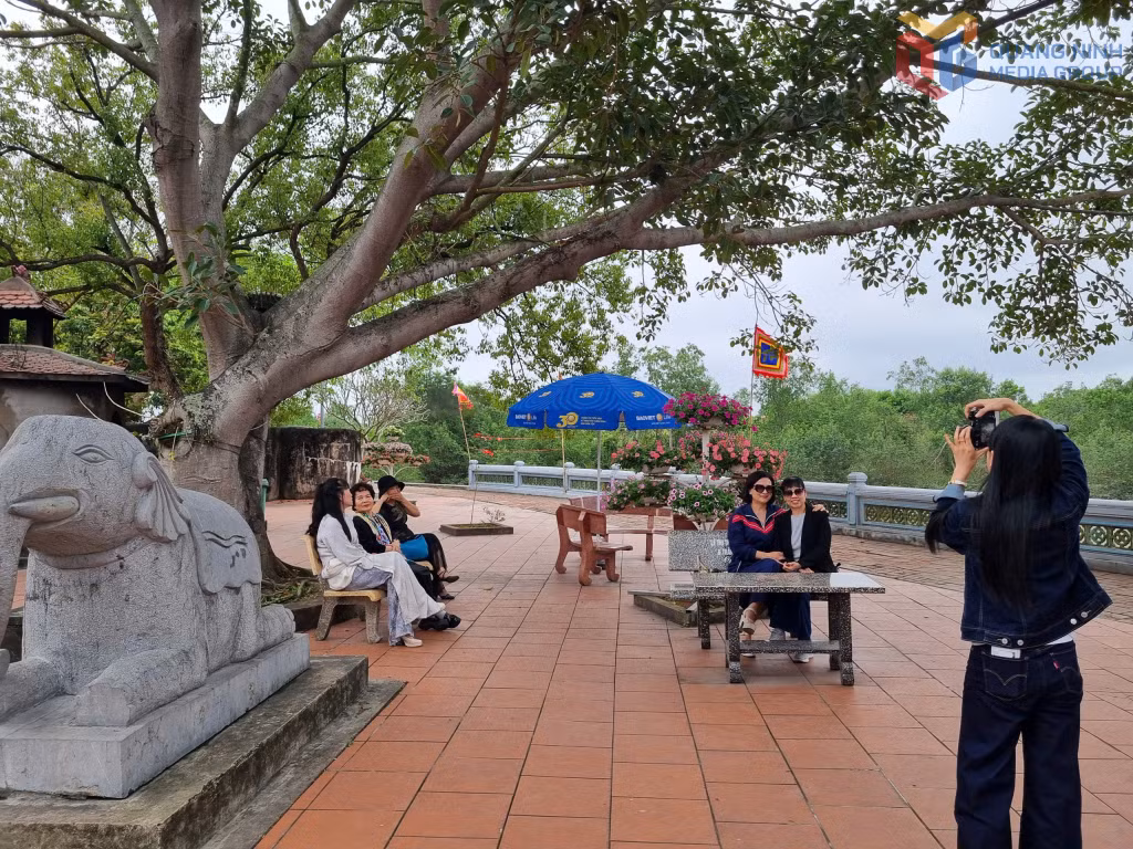 Sau khi làm lễ, dâng hương, du khách thư thả nghỉ ngơi, check-in trong khuôn viên thoáng đãng của quần thể di tích Bạch Đằng.
