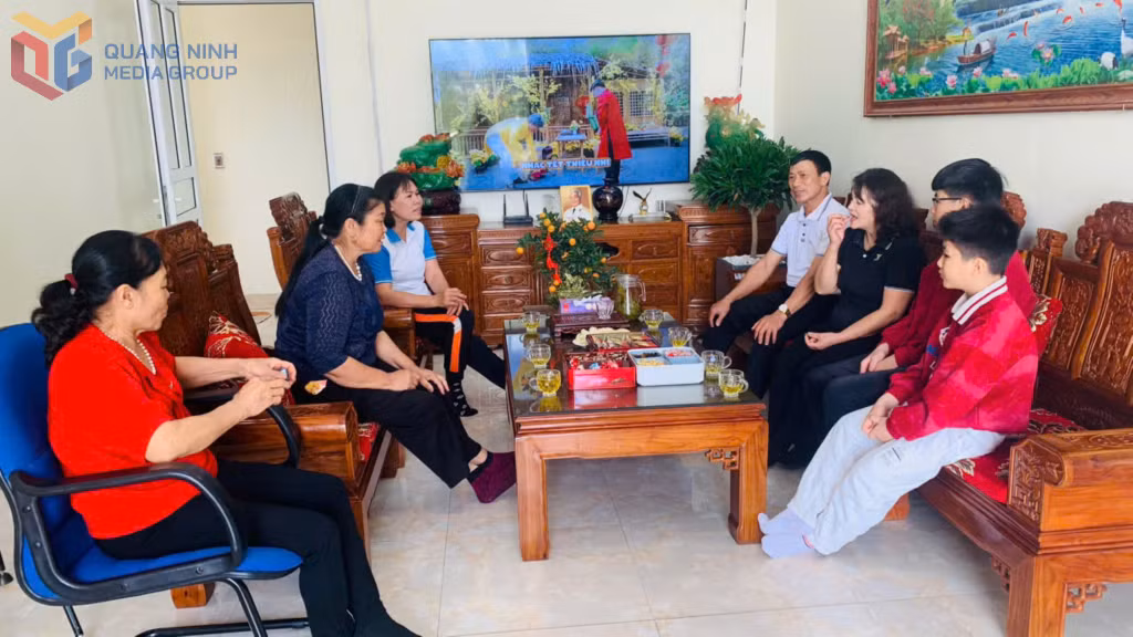 Cán bộ Hội LHPN phường Hà Tu đến thăm gia đình bà Lê Thị Lạc, khu phố Hà Tu 1 (phường Hà Tu).