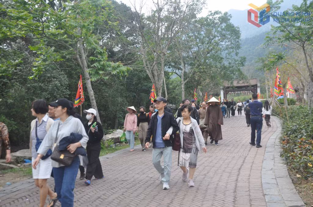 Không chỉ đón dòng khách nội từ khắp cả nước, mùa xuân Yên Tử còn thu hút không ít khách nước ngoài, như khách Hàn Quốc, châu Âu, Mỹ, Ấn Độ...