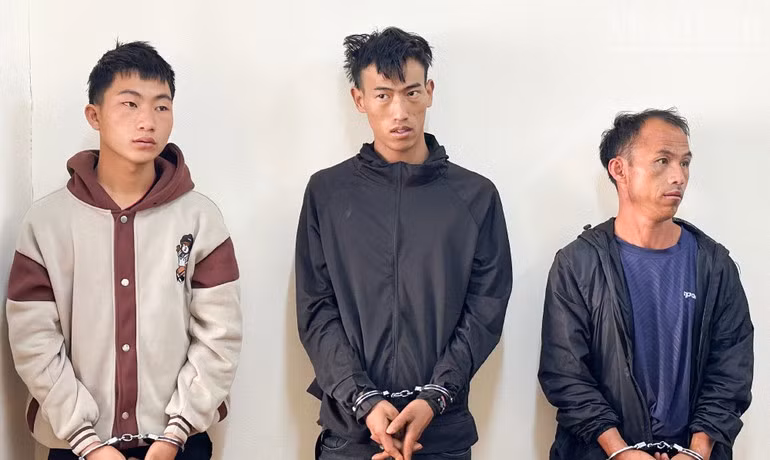3 đối tượng Lý A Dơ, Lý A Lù và Lý A Cang (từ trái qua) tại cơ quan công an.