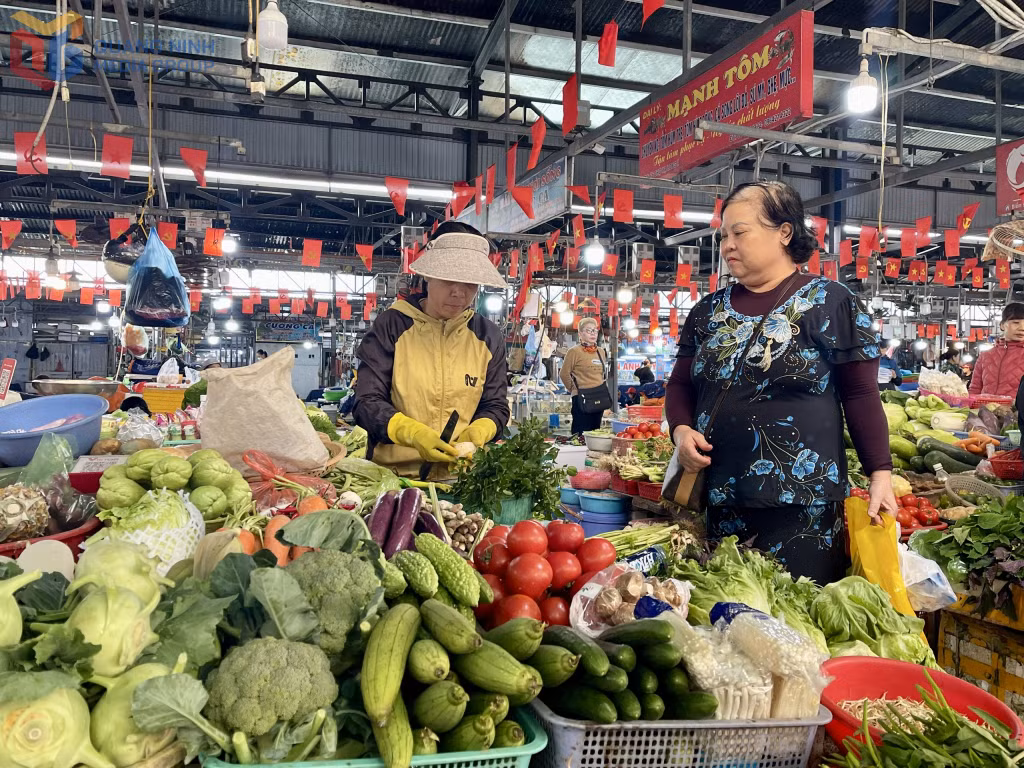 Các mặt hàng rau củ tại chợ Hạ Long I phong phú, đa dạng, đáp ứng nhu cầu của người dân.