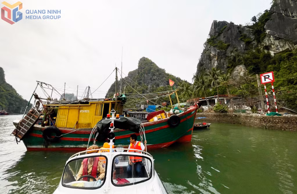Các phương tiện tàu bè đỗ sai nơi quy định vùng ven bờ Vịnh Hạ Long.
