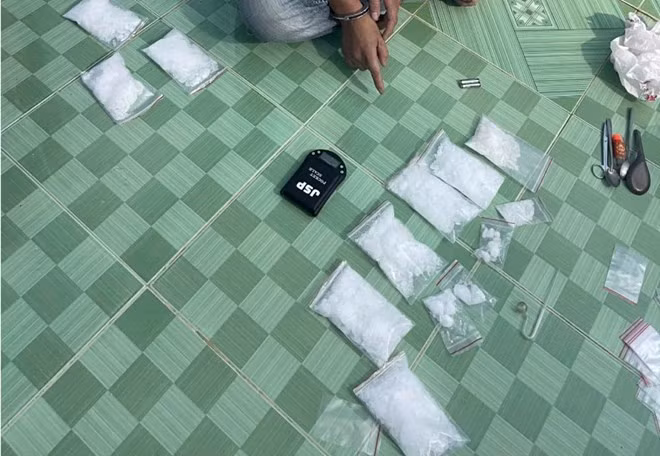 Tâm khai nhận số tinh thể là ma túy đá, chia nhỏ để bán kiếm lời. Ảnh: CACC
