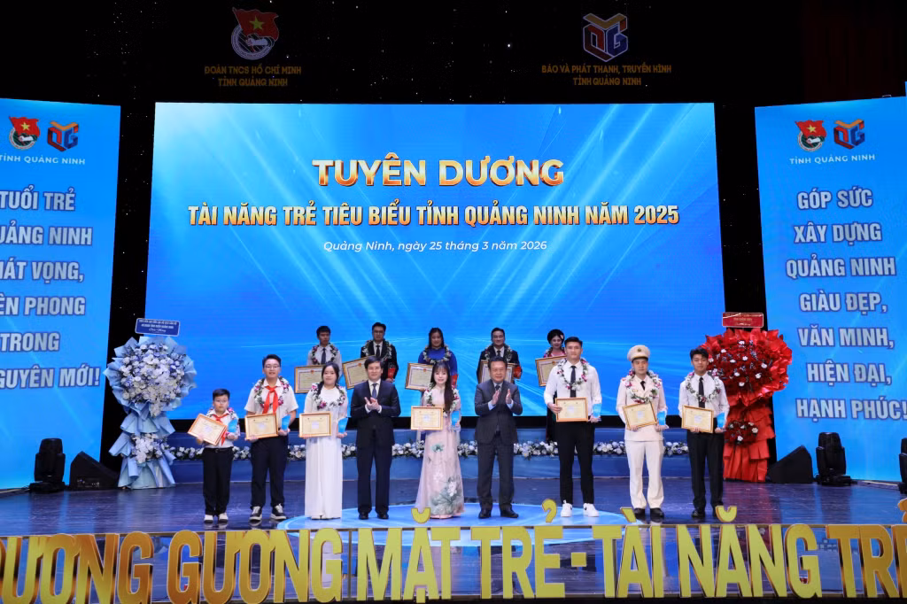 Các đồng chí lãnh đạo tỉnh tuyên dương, khen thưởng các tài năng trẻ tiêu biểu tỉnh Quảng Ninh năm 2025 (3-2026). Ảnh: Minh Hà