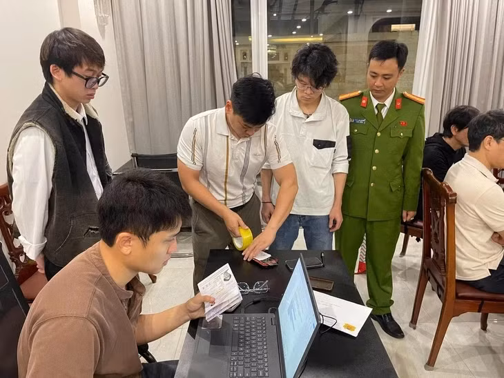 Công an làm việc với các nghi phạm - Ảnh: Công an cung cấp