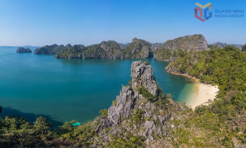 Núi đá sừng sững canh giữ bên bãi cát tĩnh lặng ở vụng Vung Viêng minh chứng cho vẻ đẹp "trầm mặc" của Vịnh Hạ Long.