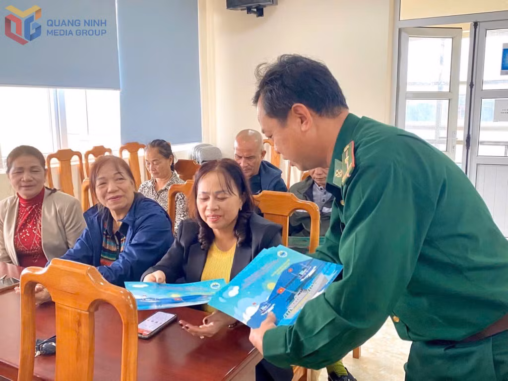Cán bộ Đồn BP Trà Cổ tuyên truyền phổ biến pháp luật cho người dân.
