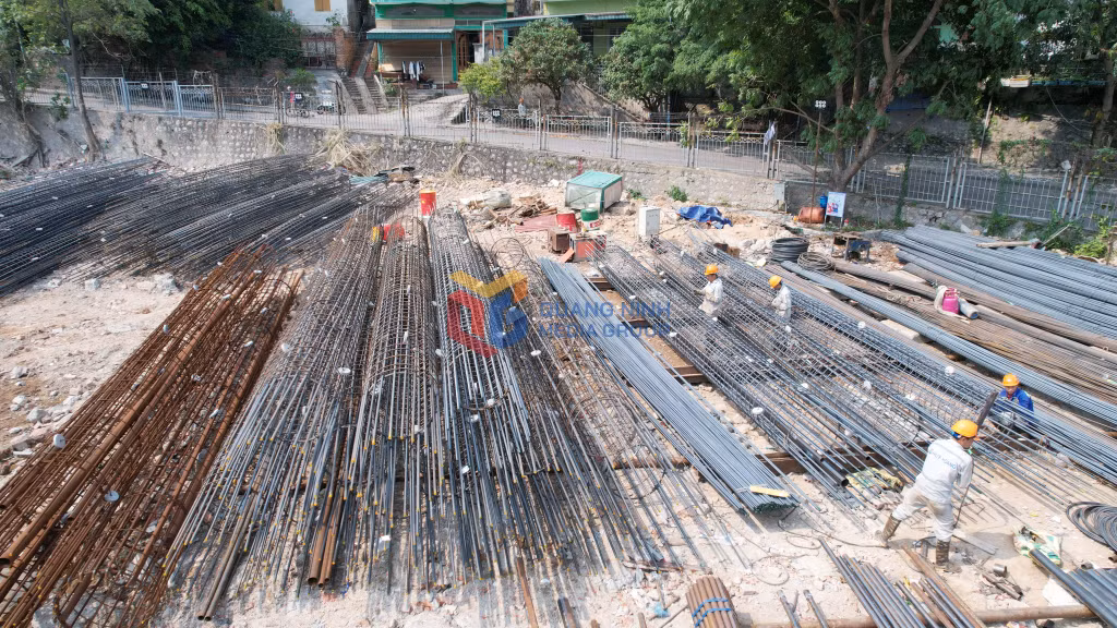 Đơn vị nhà thầu tập kết sắt thép sẵn sàng thi công đổ bê tông cọc móng tòa nhà khám chữa bệnh Bệnh viện Đa khoa tỉnh