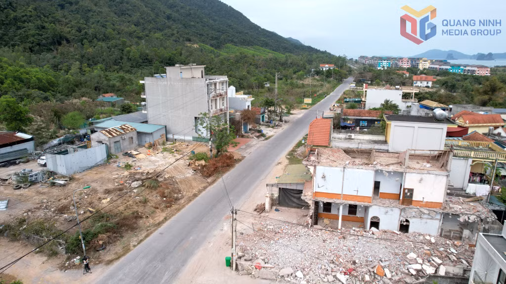 Các hộ dân ảnh hưởng bởi dự án cải tạo nâng cấp đường tỉnh 334 tháo dỡ các công trình trên đất bàn giao mặt bằng