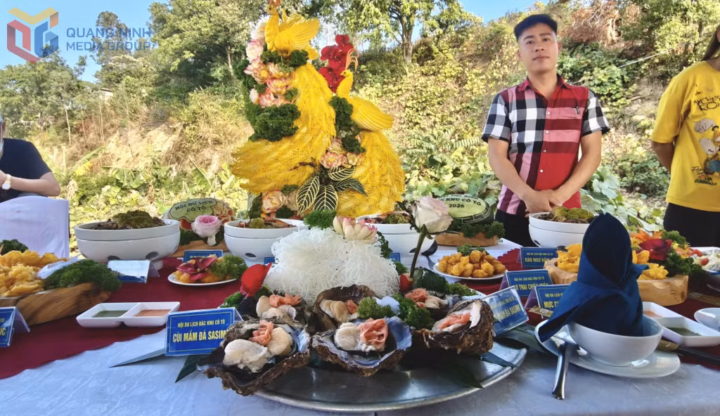 Đội Hội Du lịch Cô Tô với mâm ẩm thực gây ấn tượng mạnh bởi sự tinh xảo, cầu kỳ trong trang trí.