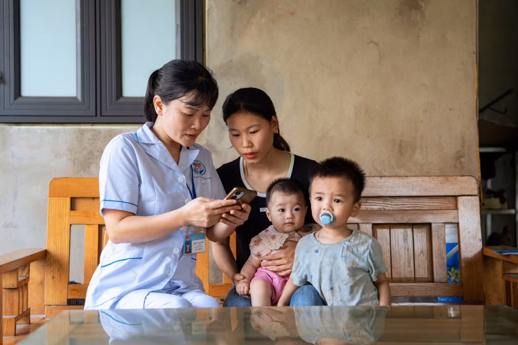 Cán bộ Trạm Y tế xã Ba Chẽ đến nhà tuyên truyền về kế hoạch hóa gia đình cho người dân.