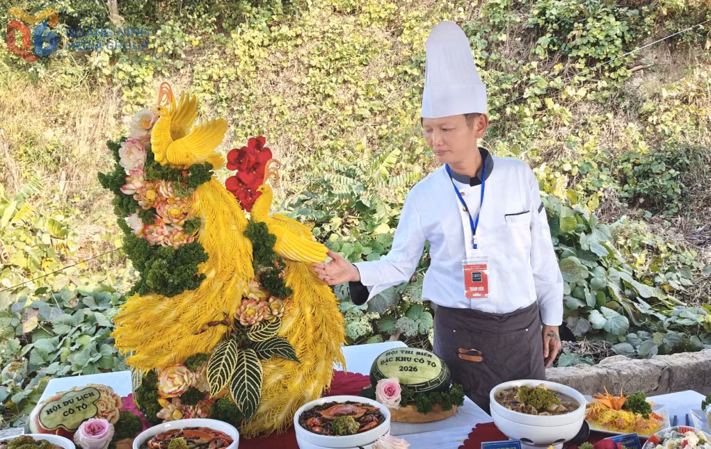 Các đội thi giới thiệu về mâm ẩm thực dự thi trong phần thi thuyết trình.