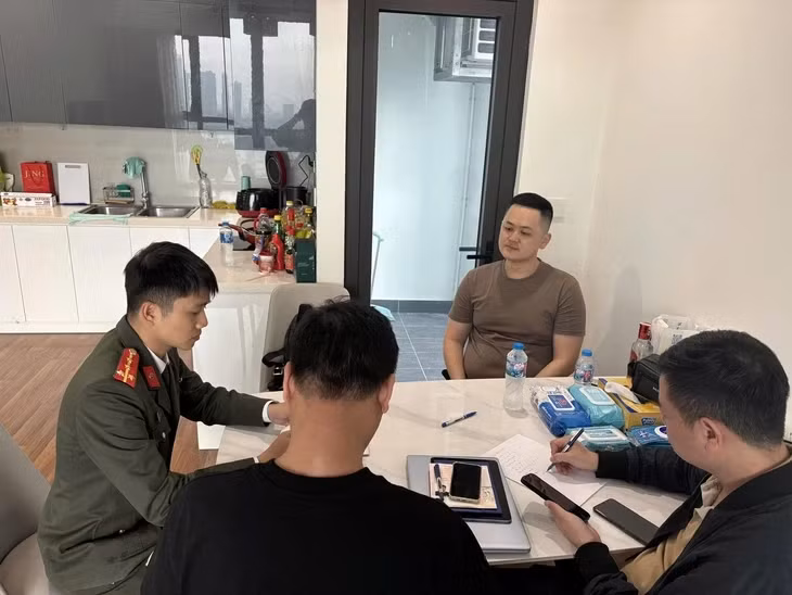 Công an làm việc với các nghi phạm - Ảnh: Công an cung cấp