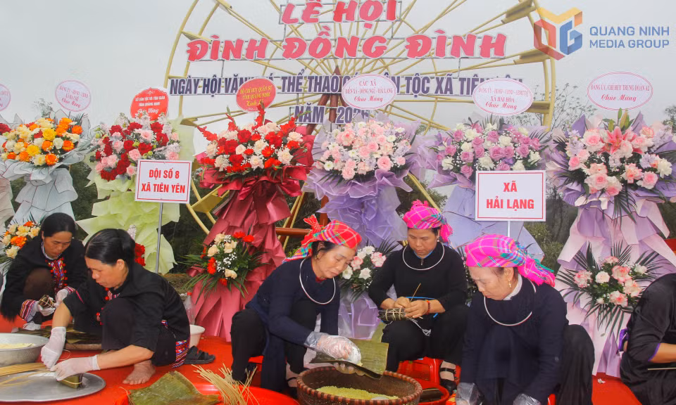 Các đội thi gói bánh gio