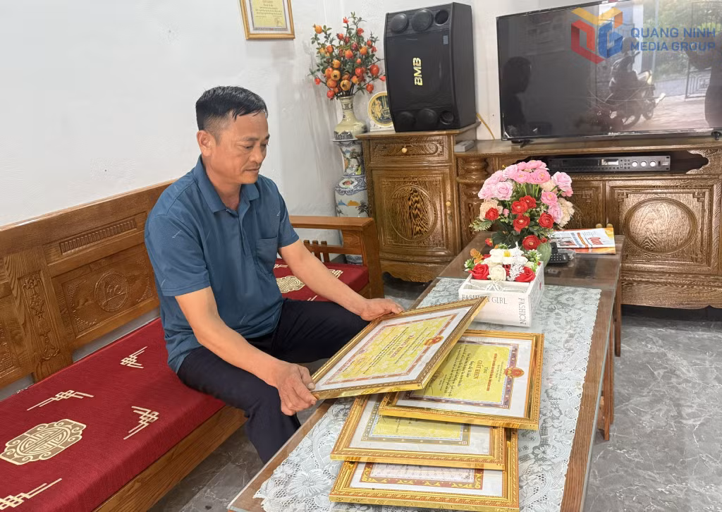 Ông Lỷ Dì Sầu được UBND tỉnh và chính quyền địa phương trao tặng nhiều bằng khen, giấy khen ghi nhận những đóng góp tích cực, tiêu biểu trong công tác tuyên truyền, vận động nhân dân.