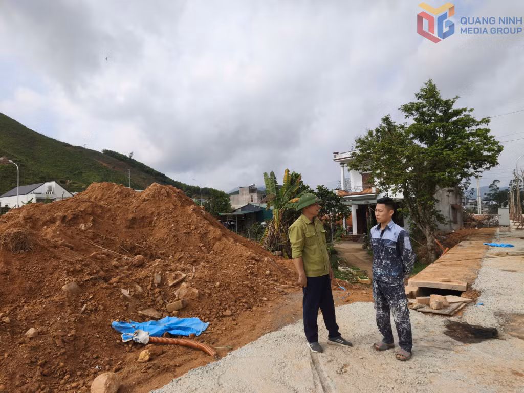 Ông Đàm Văn Lâm người có uy tín thôn 4, xã Ba Chẽ nắm tình hình sau khi tuyên truyền, vận động nhân dân thực hiện giải phóng mặt bằng triển khai dự án tại thôn.