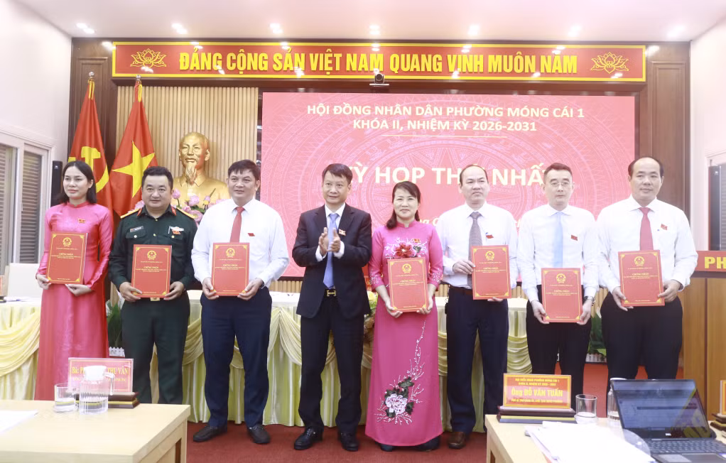 Trao giấy chứng nhận đại biểu HĐND phường Móng Cái 1, khóa II, nhiệm kỳ 2026-2031.