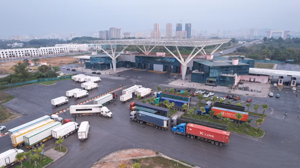 Các phương tiện XNK tại cửa khẩu Bắc Luân II vào các ngày cuối tuần.