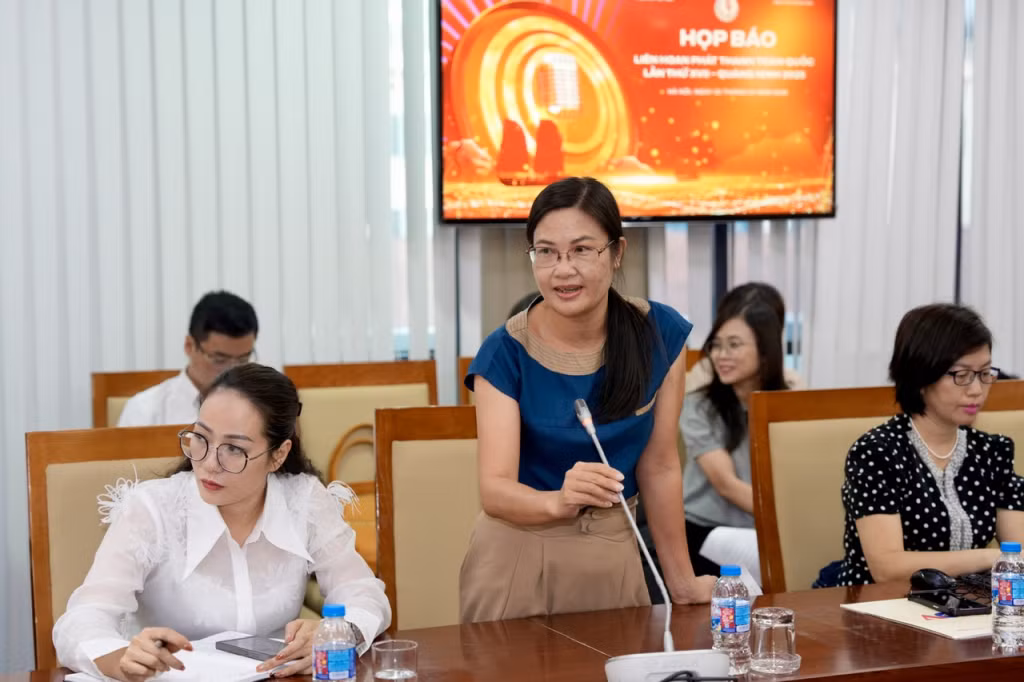 Đại diện phóng viên trao đổi tại cuộc họp báo.