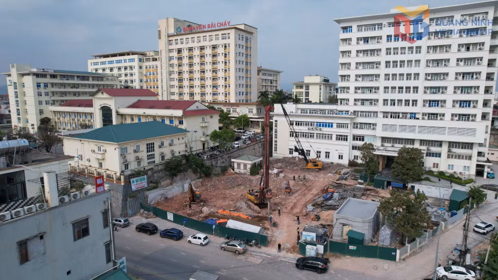 Dự án xây dựng, mở rộng Bệnh viện Bãi Cháy đang gấp rút thi công phần cọc móng tòa nhà 10 tầng và hạ tầng kỹ thuật