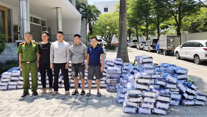 Công an Đà Nẵng đột kích, bắt giữ nhiều đối tượng, thu hơn 800 bình “khí cười”. Ảnh: CACC