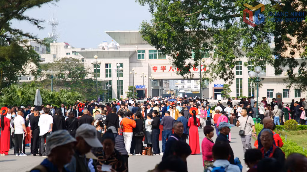 Cửa khẩu quốc tế Móng Cái là động lực tăng trưởng chính cho du lịch biên giới của phường Móng Cái 1 và tỉnh Quảng Ninh.