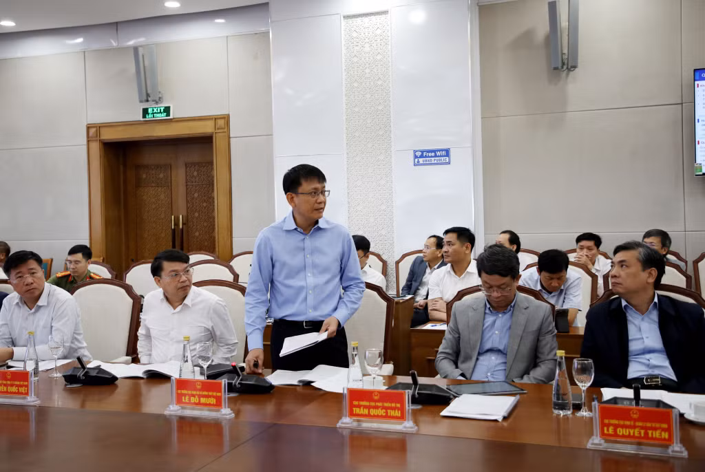 Các thành viên Đoàn công tác của Bộ Xây dựng phát biểu tại cuộc làm việc.