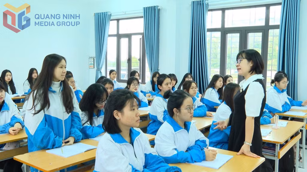 Một giờ học giáo dục pháp luật về ATGT của thầy trò Trường TH-THCS-THPT Nguyễn Bỉnh Khiêm.